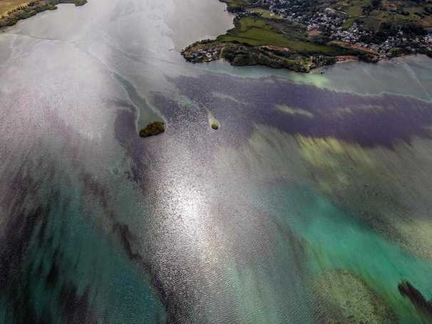 Rough seas hamper response to Mauritius ship leak; oil spill reaches 1,000 tons