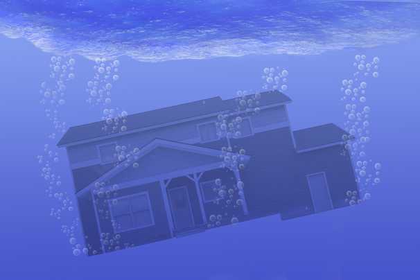 Should a homeowner in their 70s with an underwater mortgage let the property go into foreclosure?