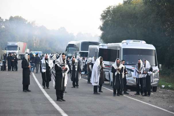 Coronavirus blockade strands hundreds of ultra-Orthodox Jewish pilgrims at Ukrainian border