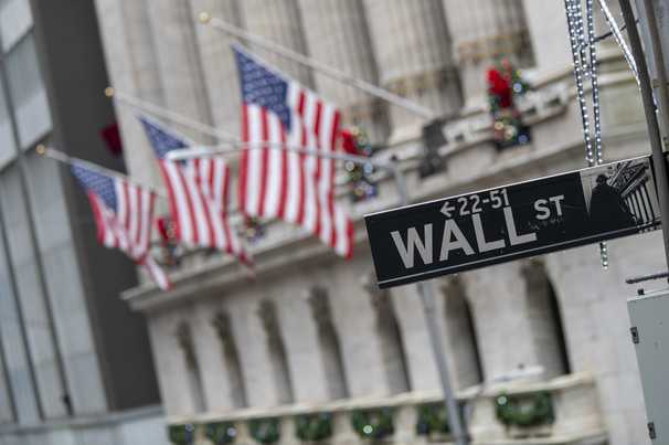 U.S. stocks nosedive as tech saps rally; Dow slides more than 800 points