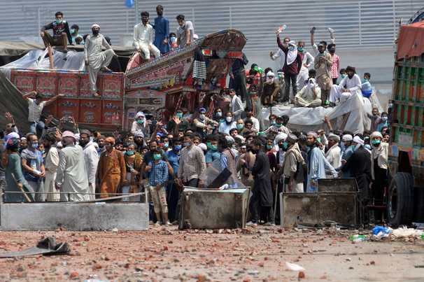Hard-line Islamists take 6 Pakistani security personnel hostage amid deadly clashes