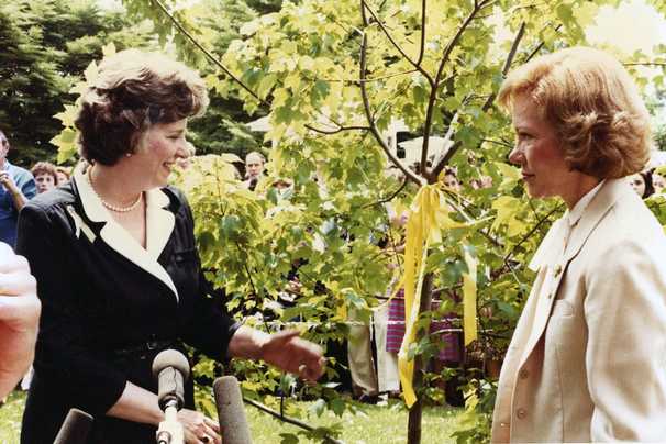 Penelope Laingen, who united nation with yellow ribbons during Iran hostage crisis, dies at 89