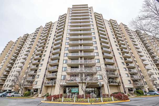 Two-bedroom condo filled with amenities in Alexandria lists just below $280,000