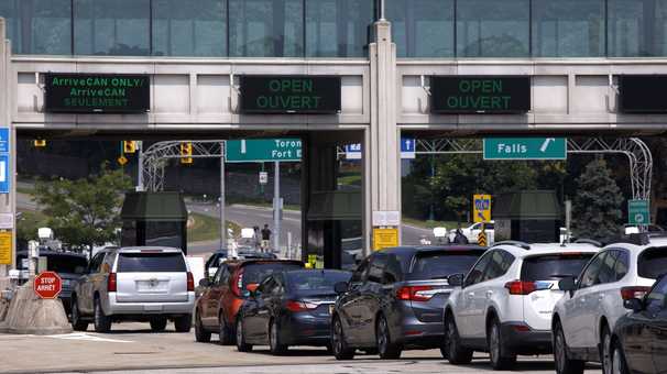 Eager U.S. travelers to Canada take advantage of border opening, meet long lines