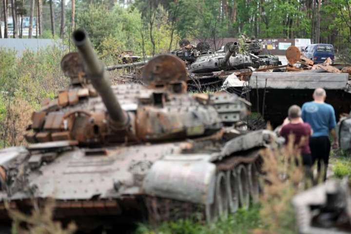 Russia advances in east as Ukrainians warned of ‘difficult month ahead’
