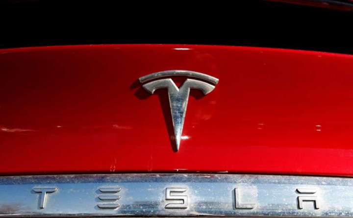 Elon Musk targets white-collar Tesla staff, a test case of Twitter plans