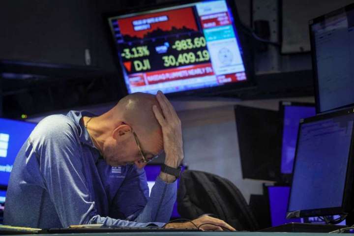 S&P 500 slumps into bear market, Dow dives again as 2022 losses accelerate