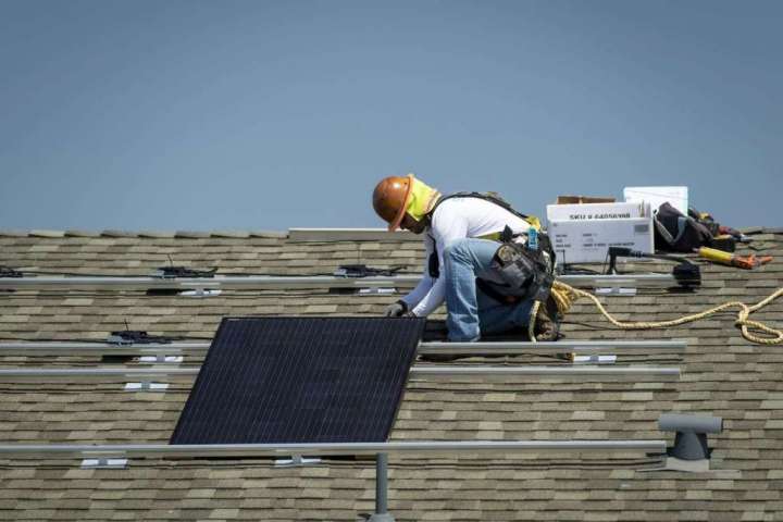 White House takes steps to spur solar industry
