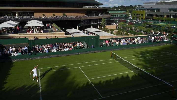 Wimbledon returns in full with big crowds, roars and a little rain