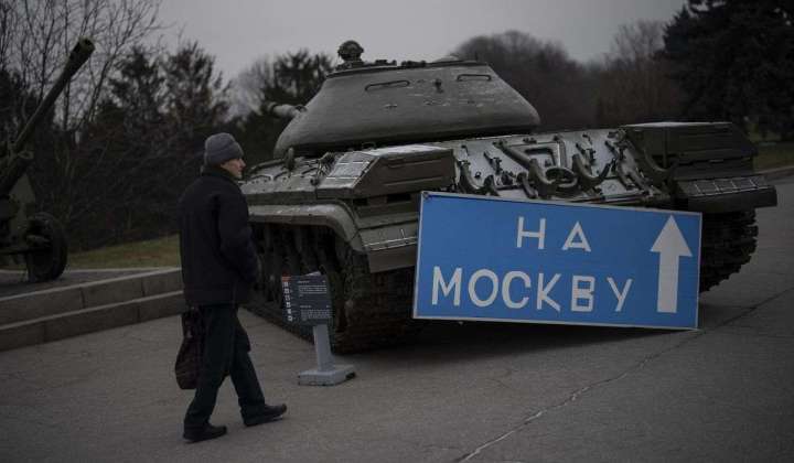 Russian attacks on Ukraine reported; tank training to start