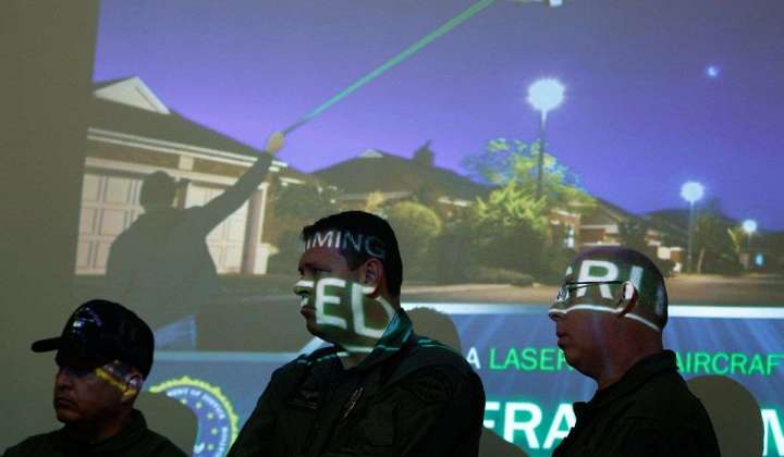 FAA wants warning labels on laser pointers about dangers, penalties for aiming at airplanes
