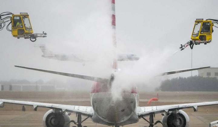Wintry weather scrubs more than 1,000 flights in U.S.