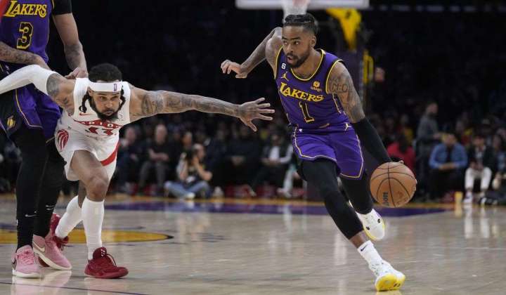 D’Angelo Russell scores 28 points in return, Lakers beat Raptors