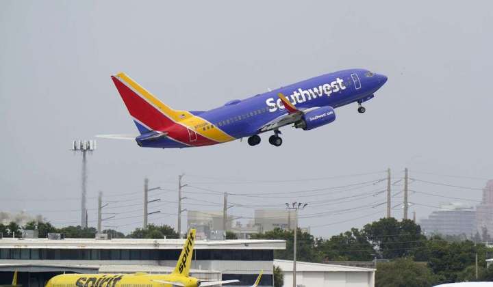 Florida flight returns to Cuba after birds cause engine fire
