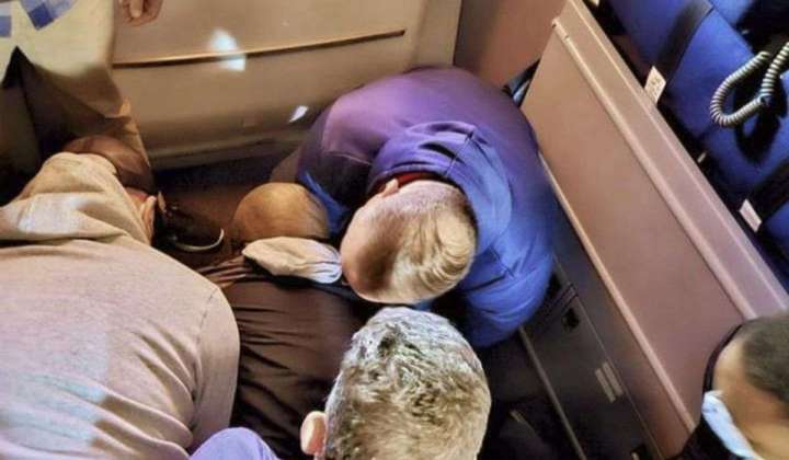 Passengers restrain man who tried to stab flight attendant