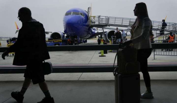 Biden administration weighs requiring airlines to pay passengers for flight delays