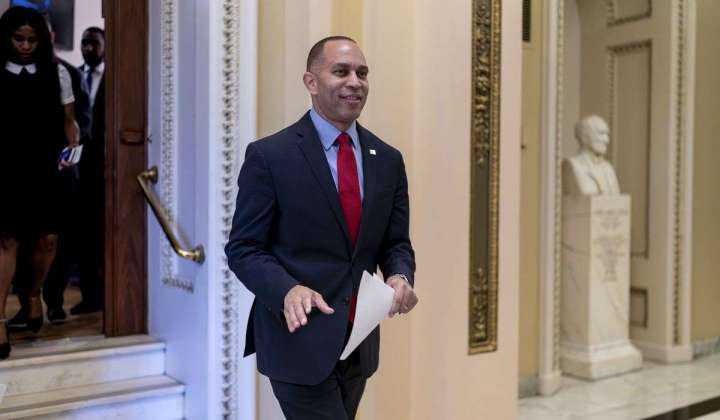 Jeffries says that Dems need more time to review new stopgap bill, GOP not ‘trustworthy’
