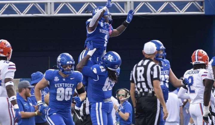 Ray Davis rushes for career-high 280 yards and scores 4 TDs, Kentucky dominates No. 22 Florida 33-14