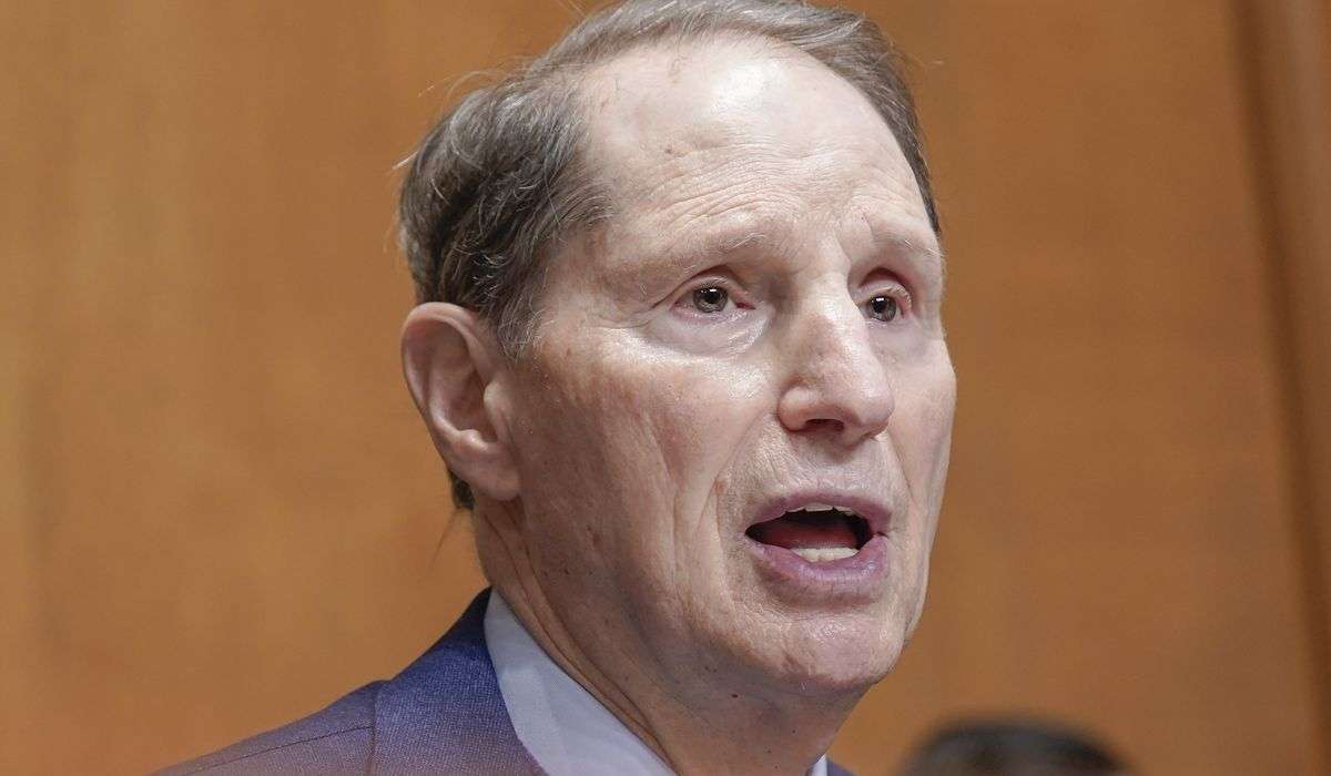 Wyden pressures Justice Department to let Apple, Google reveal foreign governments’ legal demands